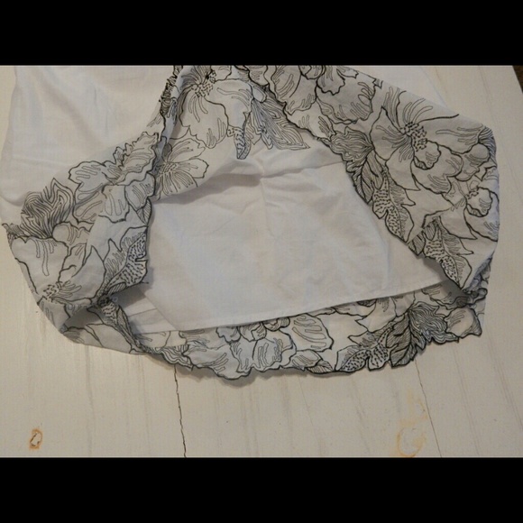 Forever 21 black & white embroidered floral dress Large - Picture 4 of 6